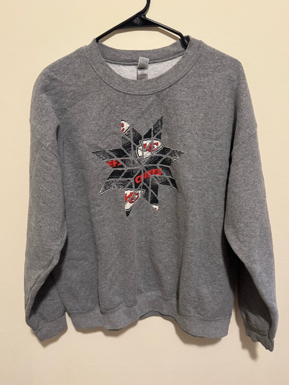 Gray Star Patch Crewneck Sweatshirt - Women's Sweater Gildan Kansas City Chiefs